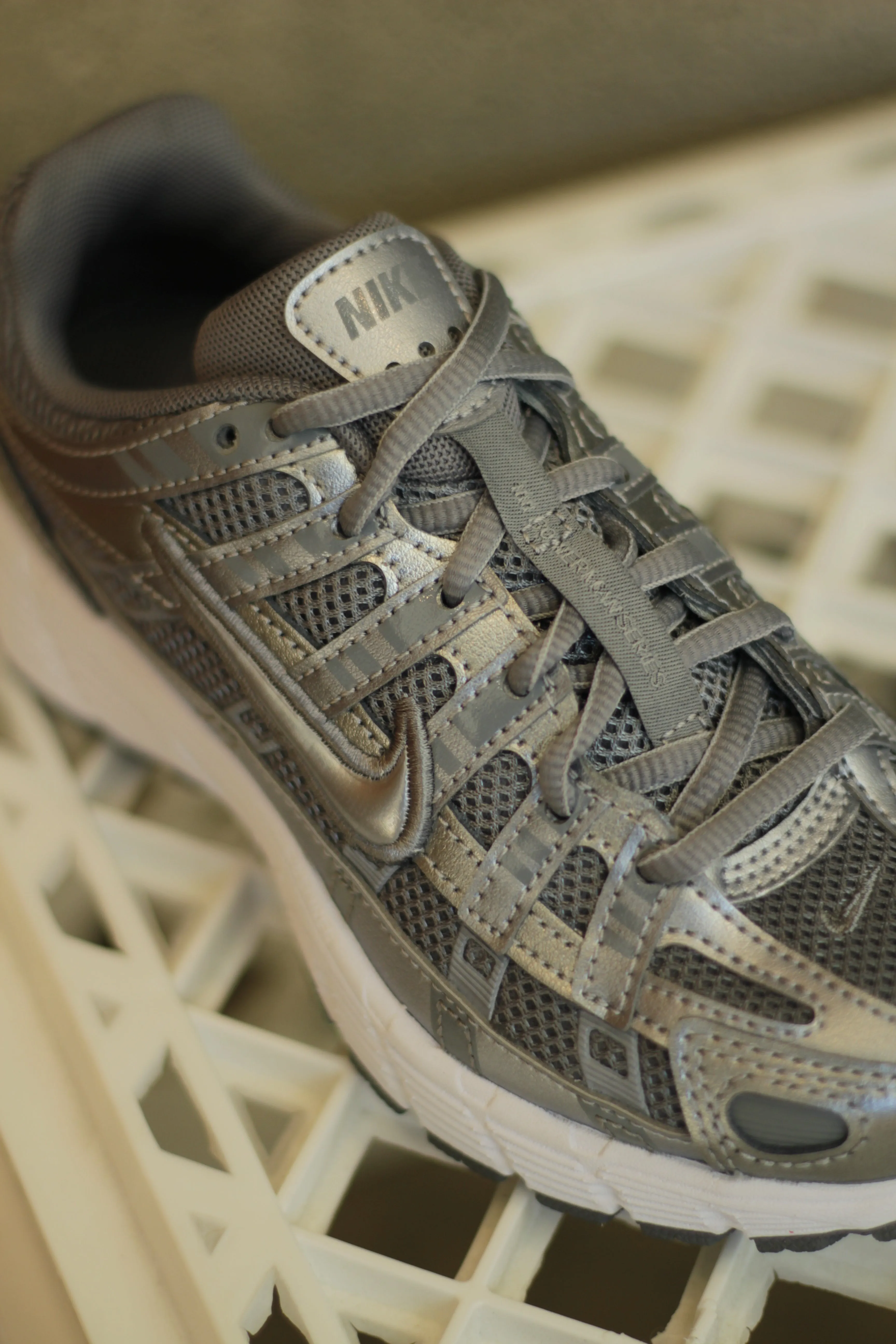 NIKE P-6000 (GS) "MTLC COOL GREY/COOL GREY-WHITE-WOLF GREY"